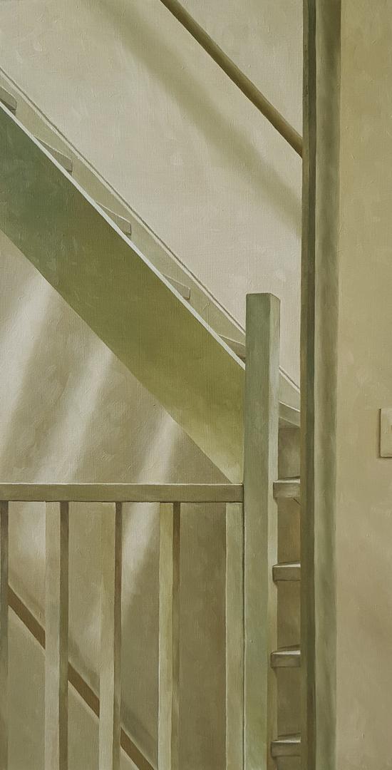 Witte trapopgang naar boven verdieping